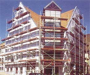 stavba moderní budovy - lešení